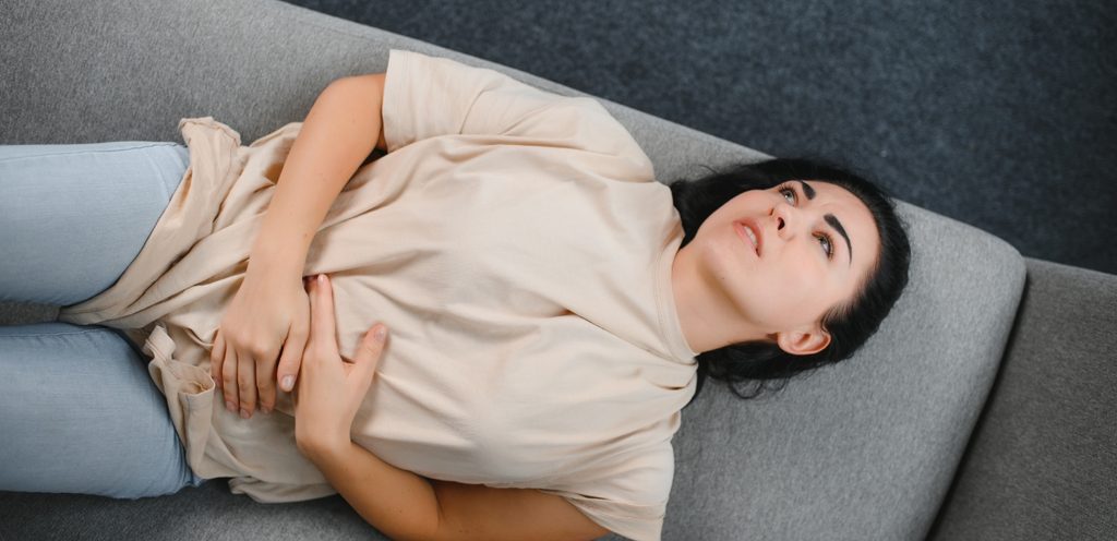 امرأة تُعاني من آلام في البطن