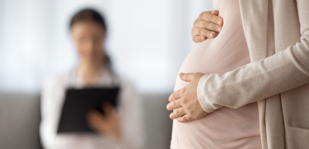 امراة حامل تزور الطبيب