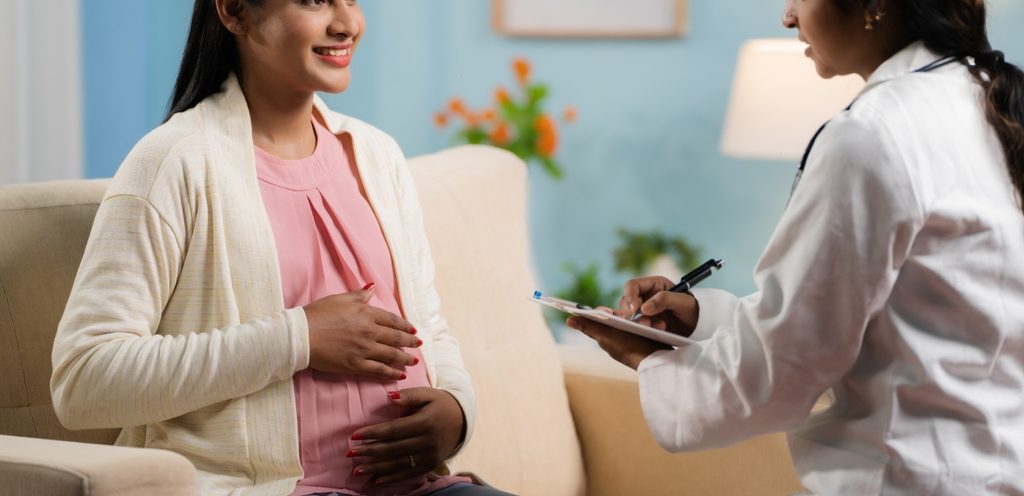 امرأة حامل عند الطبيبة