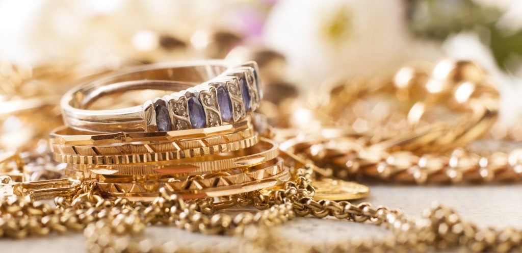 مجوهرات ذهبيّة