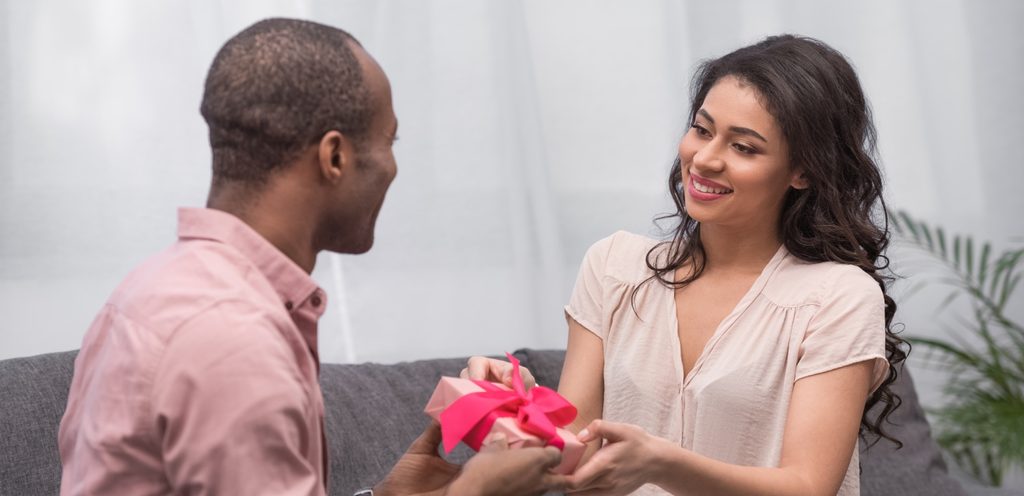امرأة تُعطي شريكها هديّة