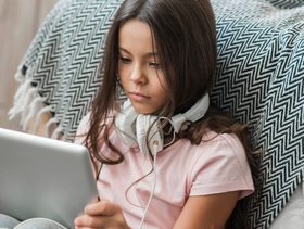 تأثير استخدام طفلك للشاشات على تطور كلامه