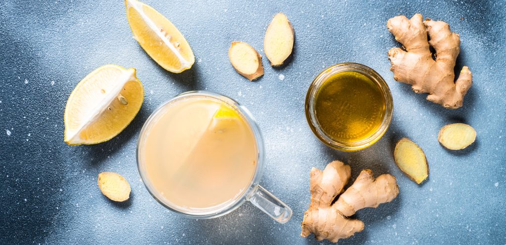 كوبين من الشاي مع قطع من الزنجبيل والليمون