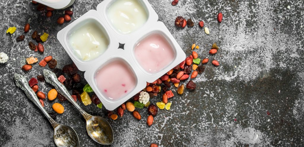 علب من الزبادي بنكهات متنوّعة