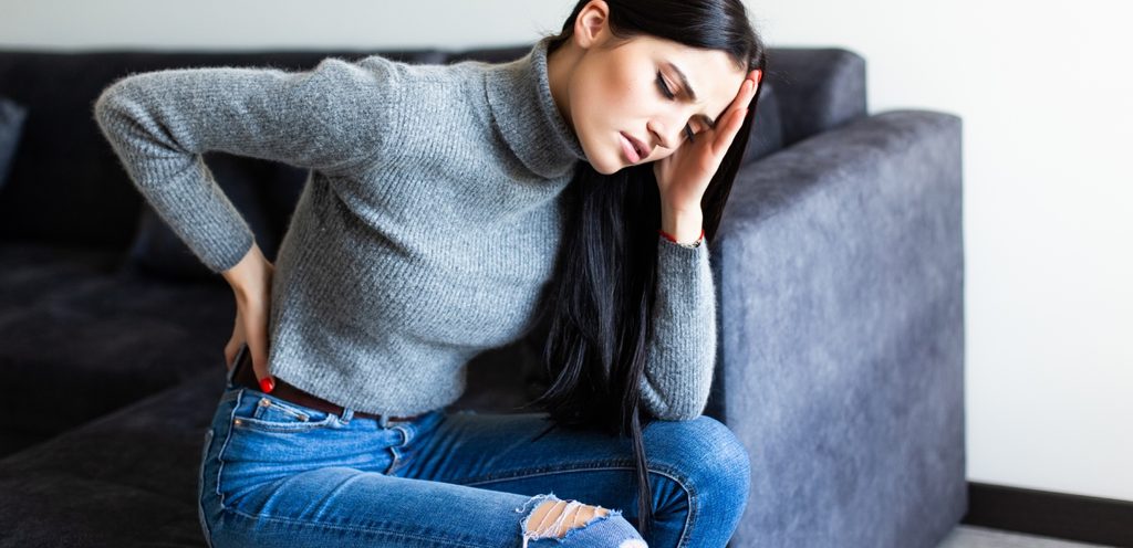 امرأة تُعاني من آلام الظهر