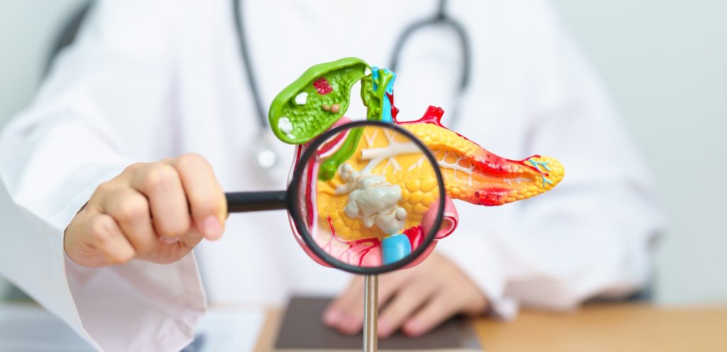 طبيب يضع المكبّر على جزء من البنكرياس