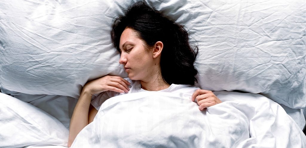 امرأة نائمة في السرير