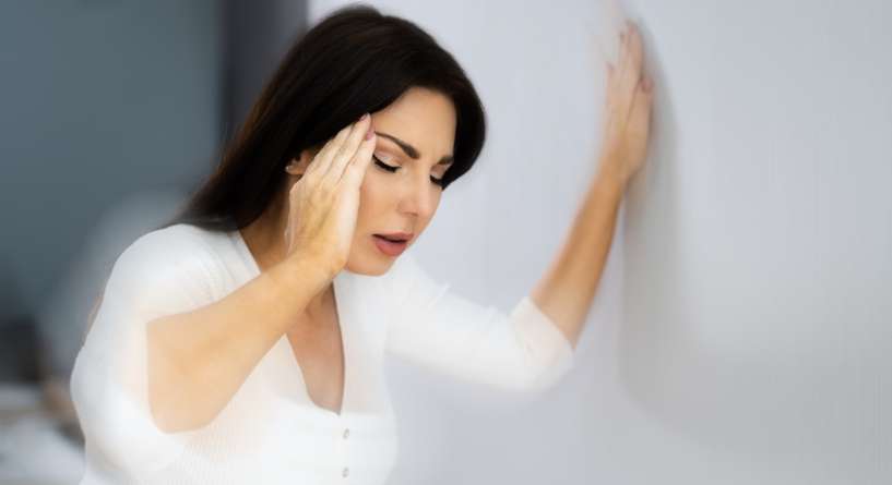 أسباب الدوخة وعدم الاتزان وزغللة العين