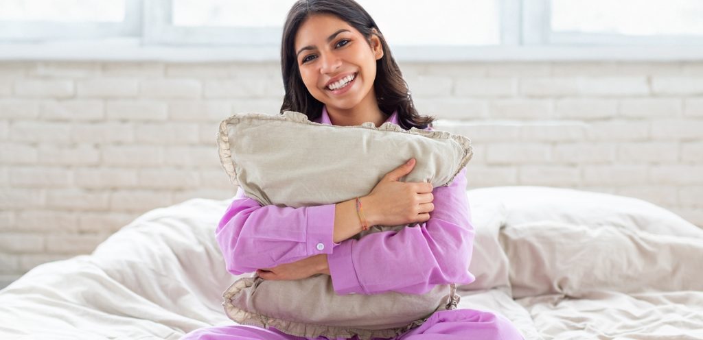 امرأة سعيدة تحتضن وسادة