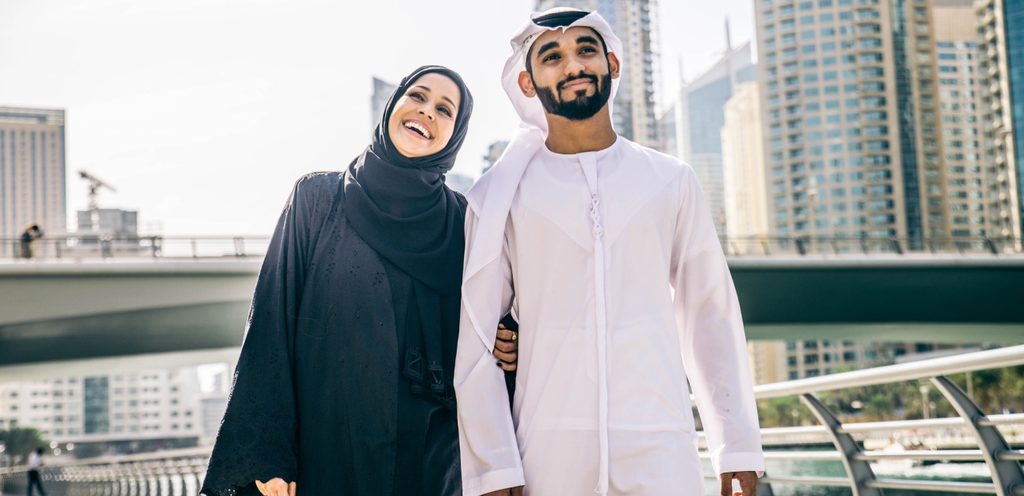 زوجان عربيّان سعيدان يتمشّيان في الخارج