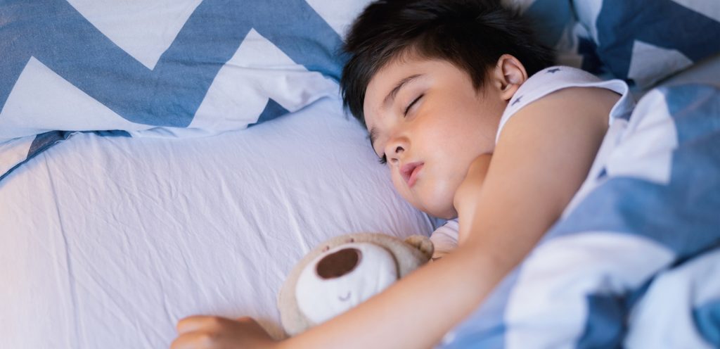 طفل نائم في سريره