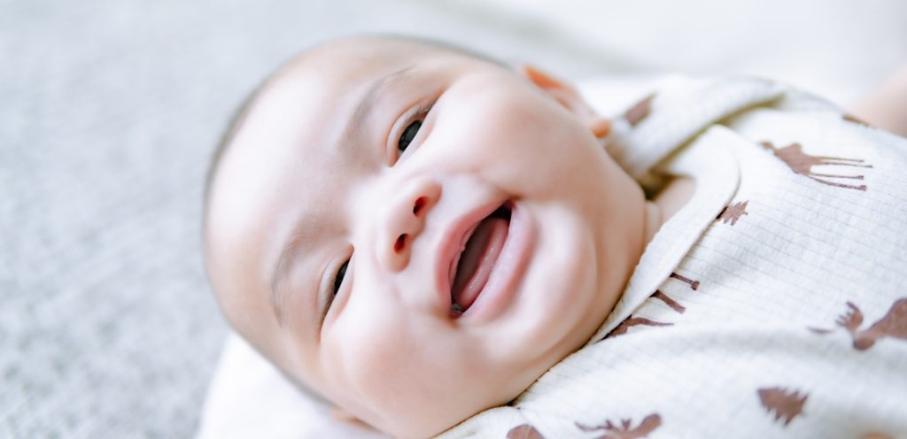 طفل رضيع يضحك