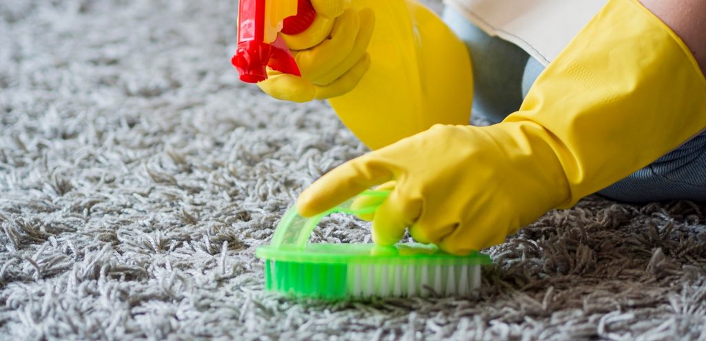 تنظيف السجاد بالفرشاة والمواد المنظّفة