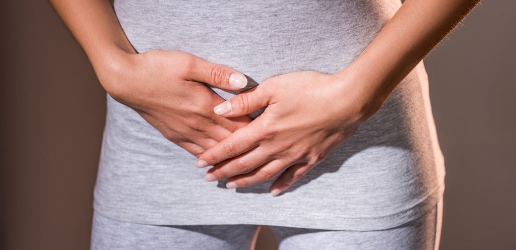 امرأة تُعاني من ألم في الجهاز البولي