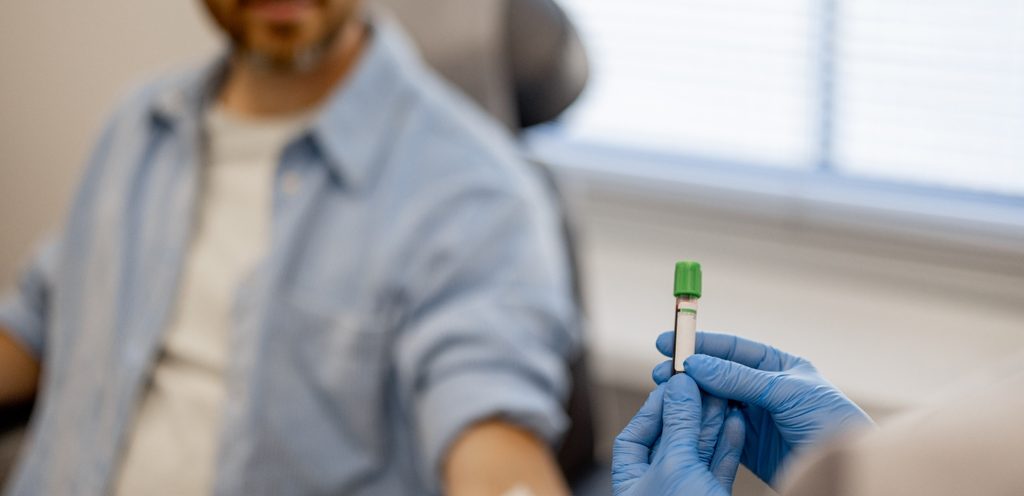 رجل يُجري فحص دم