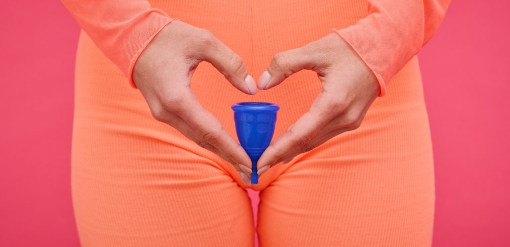 امرأة تصنع قلبًا بيديها أمام جهازها التناسلي