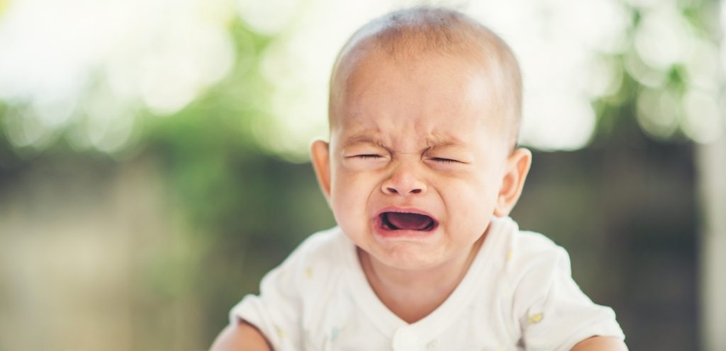 طفل رضيع يبكي