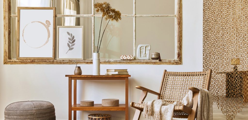 كرسي وطاولة خشبيّة