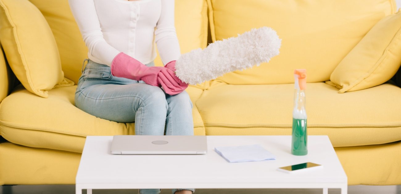 امرأة تؤدّي مهام التنظيف في المنزل