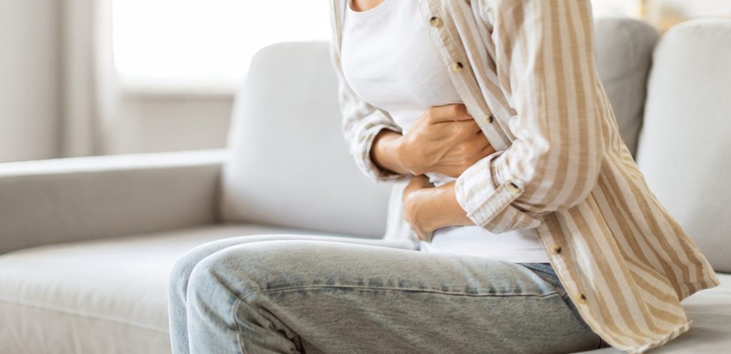 امرأة تُعاني من آلام في المعدة