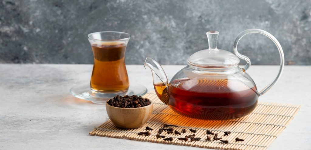 إبريق من شاي القرنفل