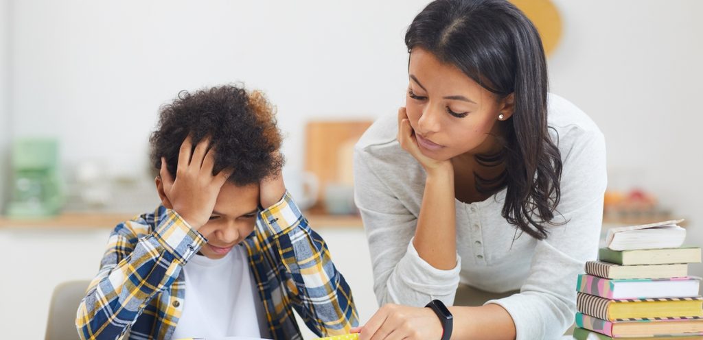 طفل يُعاني من مشكلة في التركيز وأمّه تحاول مساعدته