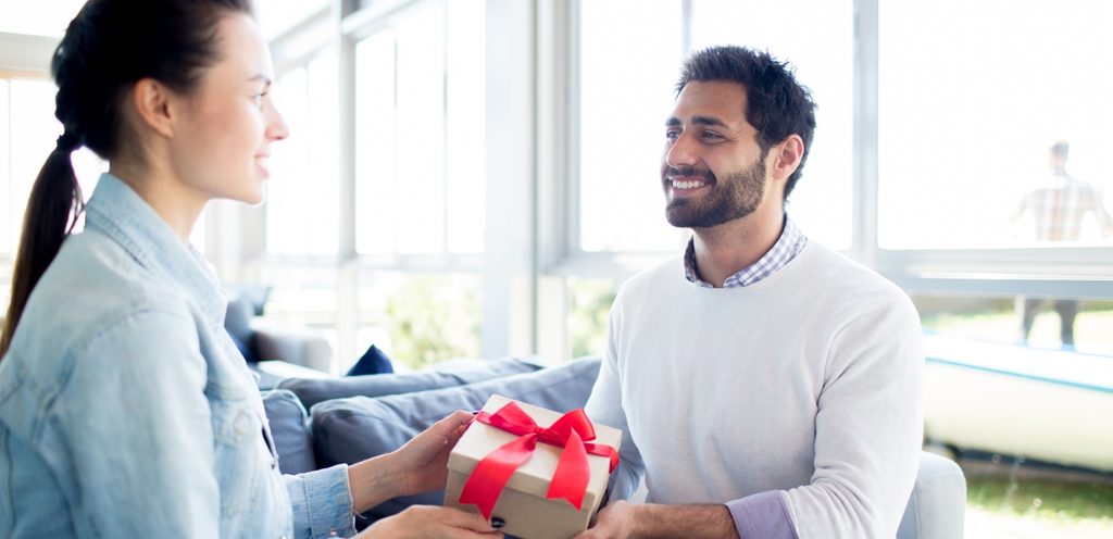 زوجة سعيدة تٌقدّم لزوجها هديّة