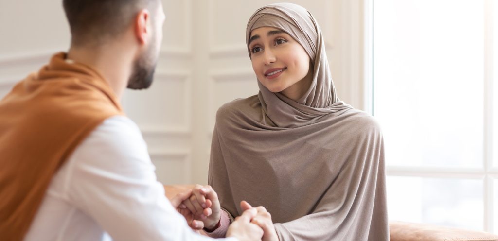 زوج يُمسك يديّ زوجته