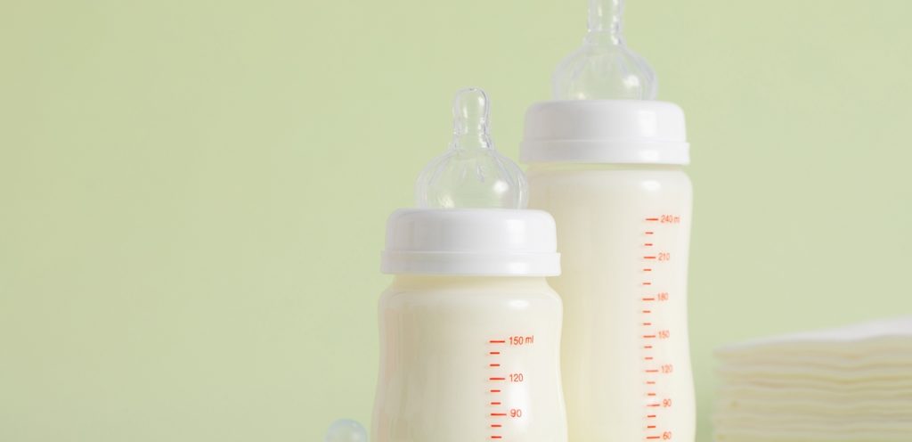 زجاجتين من حليب الأطفال