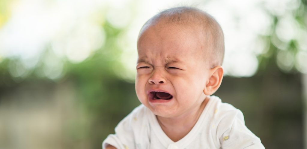 طفل رضيع يبكي