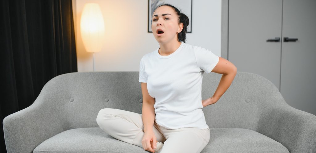 امرأة تُعاني من آلام الظهر