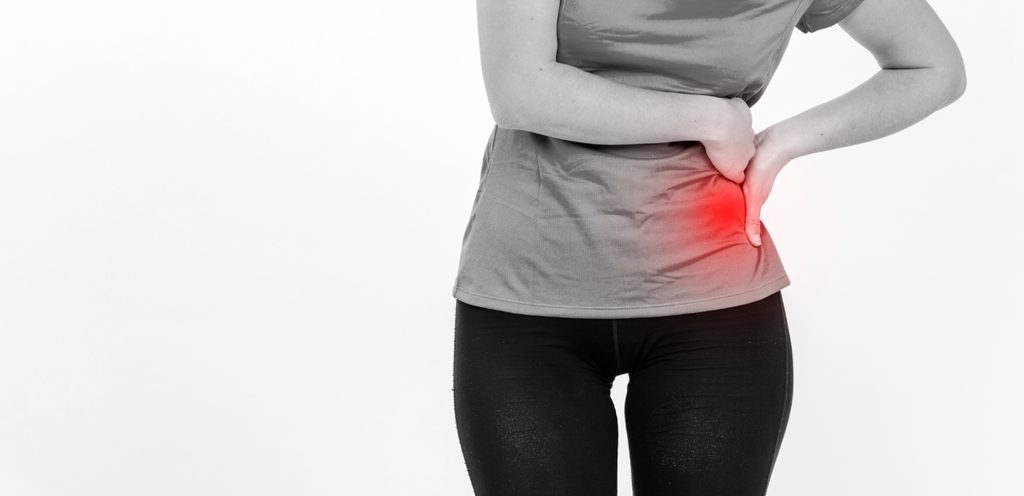 امرأة تُعاني من آلام في جانب خصرها الأيمن