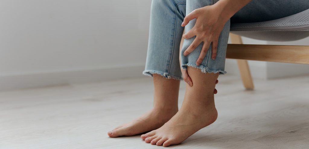 امرأة تُعاني من ألم في قدمها