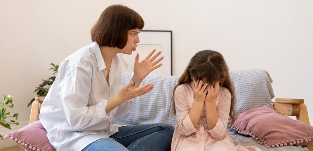 أمّ توبّخ ابنتها