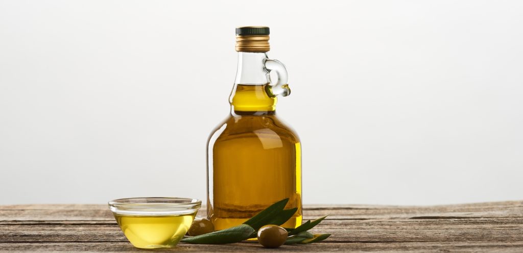 زجاجة وكاسة من زيت الزيتون