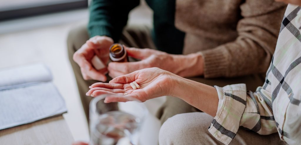 زوجان يُمسكان بنوع من الحبوب الدوائيّة