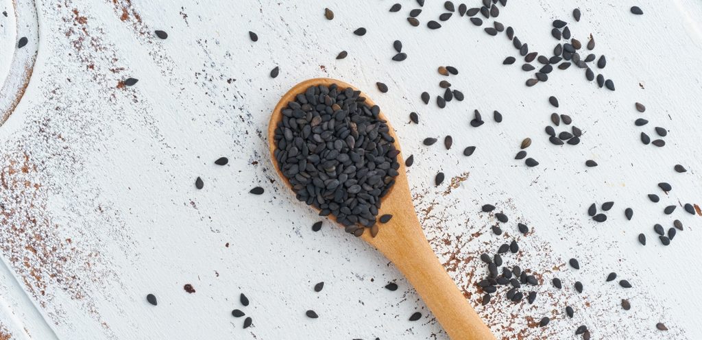 ملعقة من الحبوب السوداء