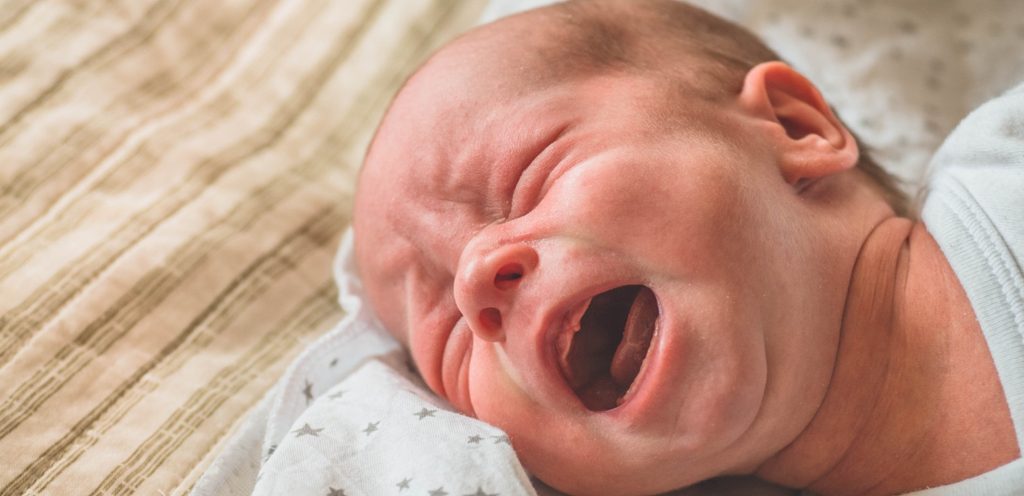 طفل حديث الولادة يبكي
