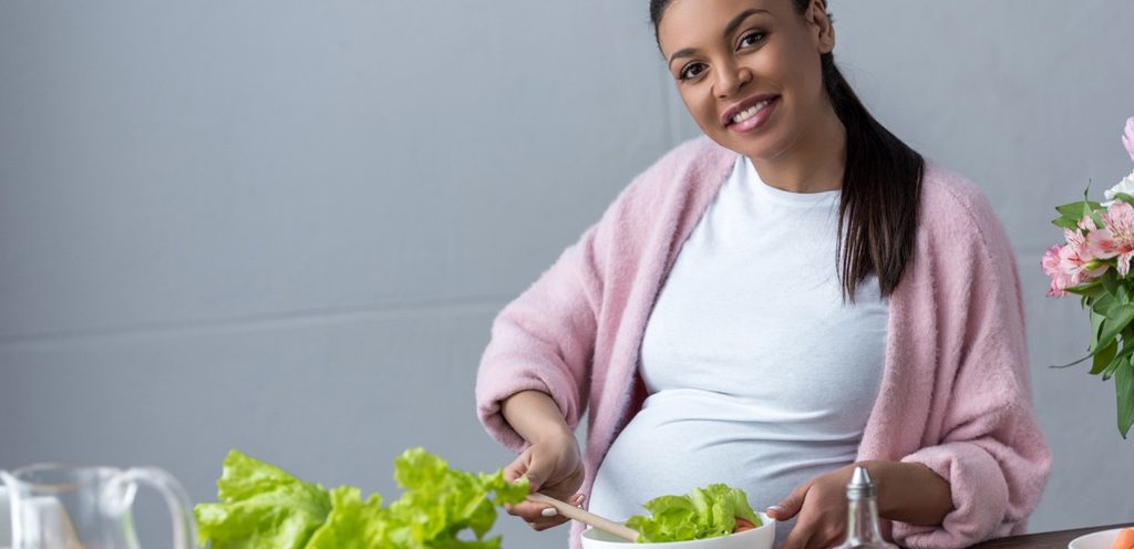 امرأة حامل تُحضّر السلطة