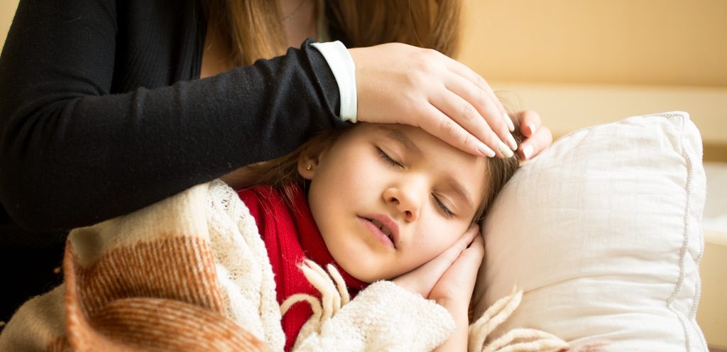 طفلة مريضة نائمة