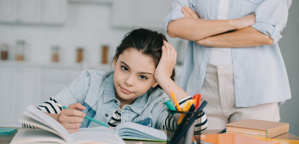 طفلة تُعاني من مشاكل في الدراسة
