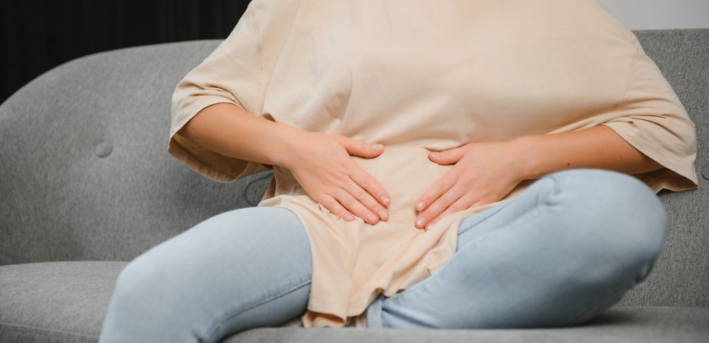 امرأة تُعاني من آلام في البطن