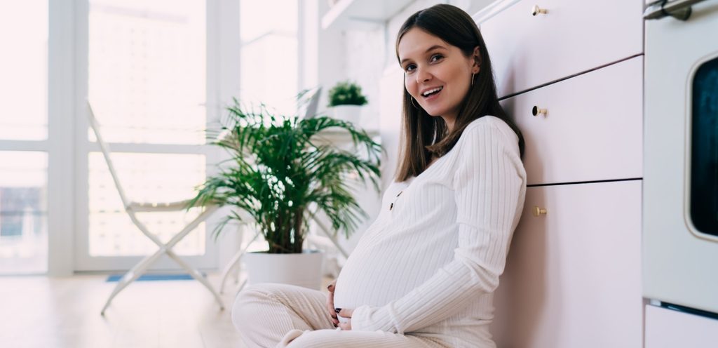 امرأة حامل تجلس على الأرض