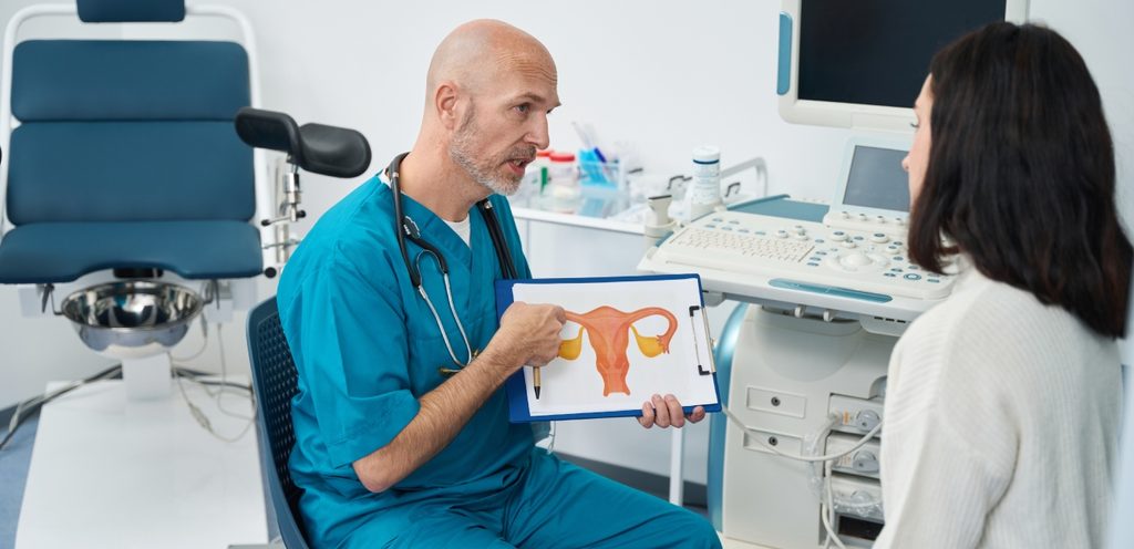 طبيب يشرح لمريضته عن عضوها التناسلي