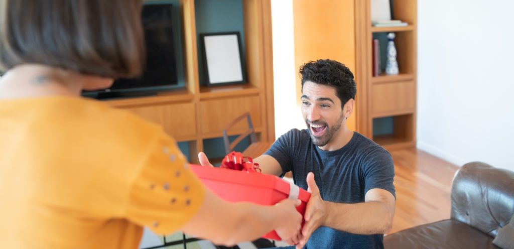 زوج سعيد بالهديّة التي تُقدّمها له زوجته