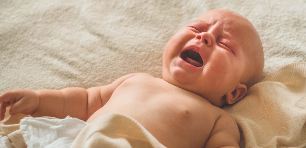 رضيع يبكي على السرير