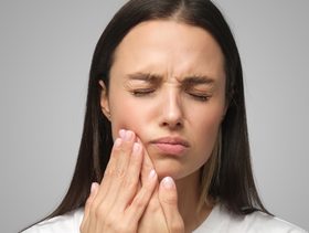 أضرار تنظيف الأسنان من الجير