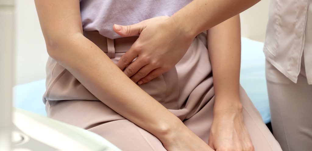 طبيبة تفحص المنطقة الحساسة عند المريضة