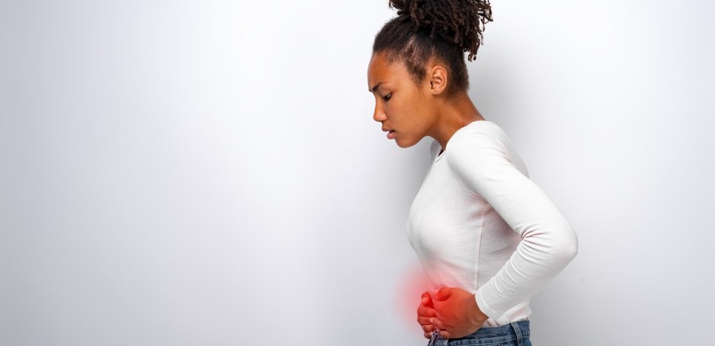 امرأة تُعاني من آلام في البطن