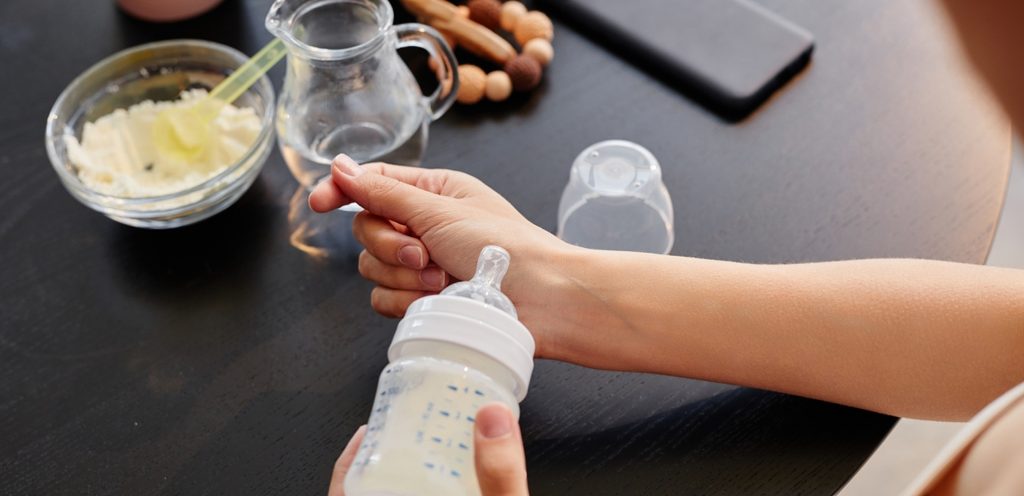 أمّ تفحص حرارة حليب طفلها